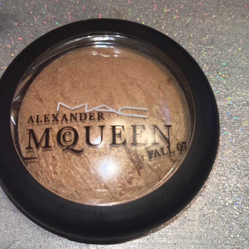 Mac Mineralized Skinfinish| Alexander McQueen Skinfinish highlighter.